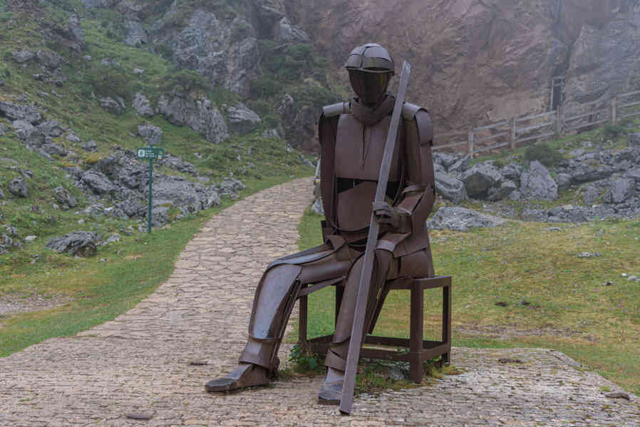 Principado de Asturias 060 - parque nacional de los Picos de Europa - minas de Buferrera - escultura.jpg